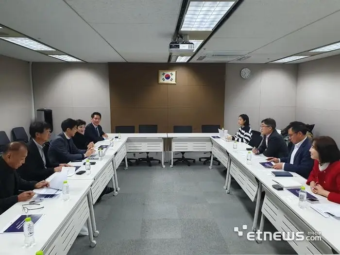 히라야마 츠토무 일본 전파신문 대표(왼쪽 가운데)를 비롯한 일본 관계자들이 소프트웨이브 2023과 한국소프트웨어산업협회를 방문, 양국 SW 기업 간 교류와 상호 진출에 대한 협력 방안을 논의했다.