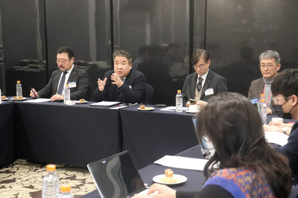 이동범 한국정보보호산업협회 회장(왼쪽 두번째)이 올해 협회 사업계획을 설명하는 모습.