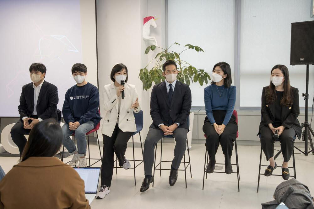 C랩 미디어데이에서 아웃사이드 4기 주요 스타트업 관계자가 발표하고있다.
