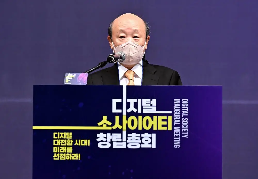 노준형 한국정보방송통신대연합 회장이 인사말을 하고 있다.